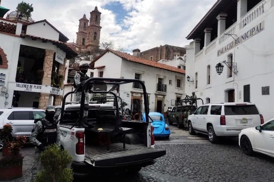 El Alcalde morenista de Taxco, Mario Figueroa, recorre las calles en su camioneta Suburban, resguardado por la Guardia Nacional y el Ejército mexicano.