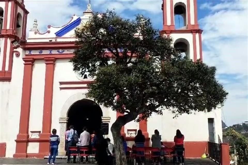 Lugareños, fieles a sus costumbres, acuden a misas en la Catedral Santa Prisca y otras 10 iglesias de la  zona, pero después de las 18:00 horas intentan no merodear en la vía pública.