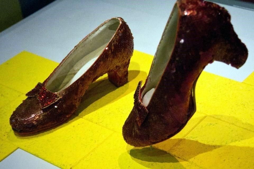 Los zapatos de lentejuelas (indeleblemente asociados al personaje de Dorothy en el filme) fueron robados del Museo Judy Garland de Grand Rapids, Minnesota, ciudad natal de la actriz.