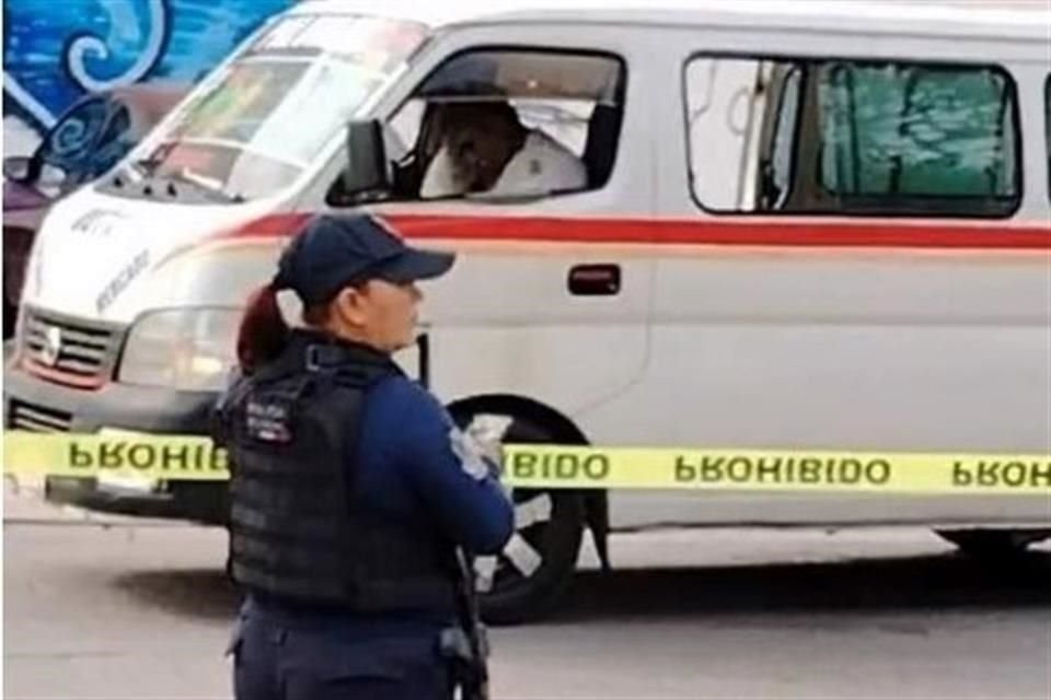 El conductor de esta camioneta tipo Urvan, de una ruta que circula por Iguala, Guerrero, fue asesinado mientras trabajaba al lado de su hija.