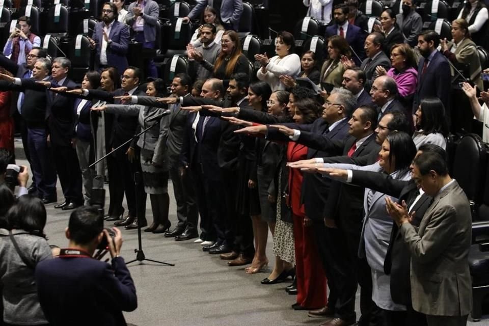 Toma protesta de los nuevos Magistrados del Tribunal Federal de Justicia Administrativa en el pleno de la Cámara de Diputados.