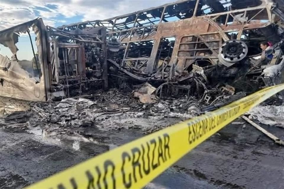 En el sitio del percance, el tráiler quedó volcado.