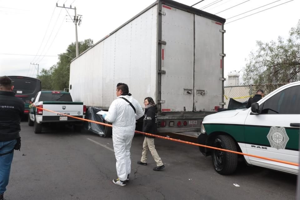 Estaba sobre la acera junto a un camión de carga estacionado en Avenida Tecnológico, a la altura de Calle Cedros, en la Colonia El Bosque.