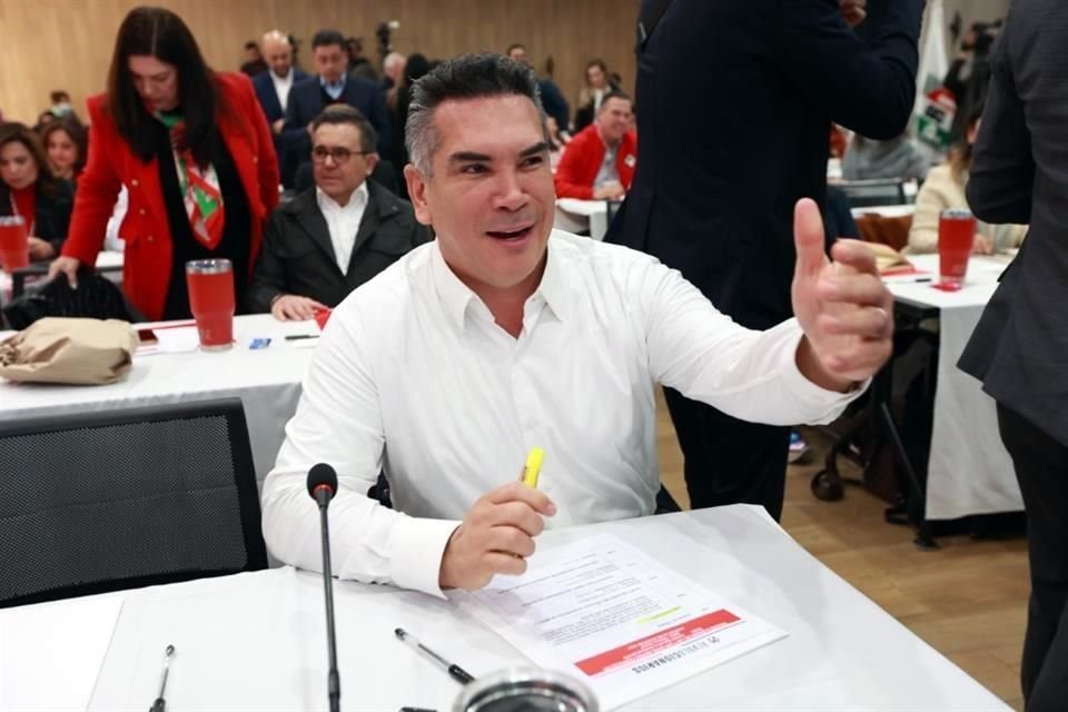 Alejandro Moreno, líder nacional del PRI, encabeza trabajos de reunión plenaria de su bancada.