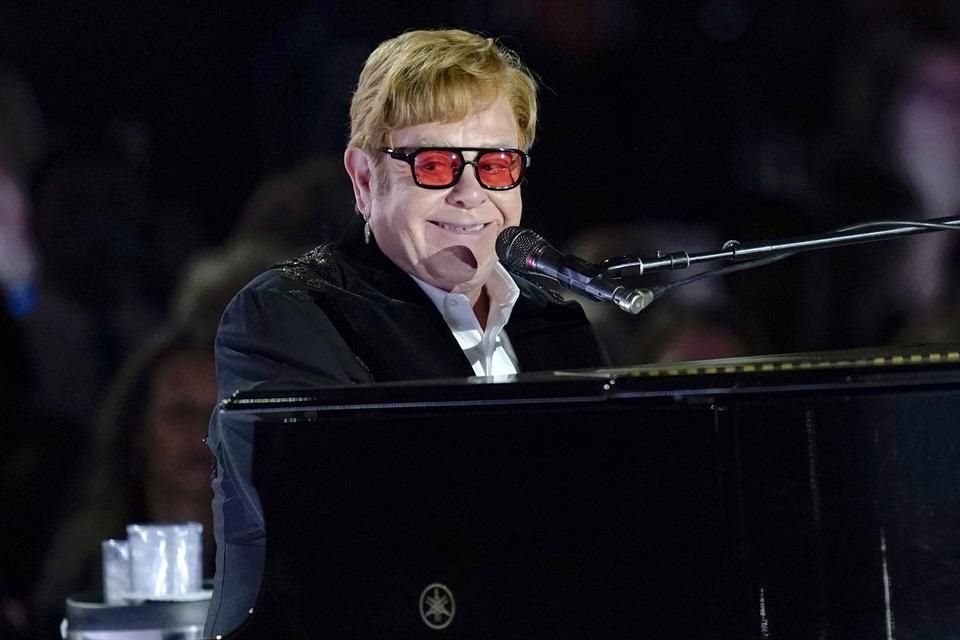 Elton John alcanzó el raro estatus de EGOT, el cual se le atribuye a aquellos que han ganado premios Emmy, Grammy, Óscar y Tony.