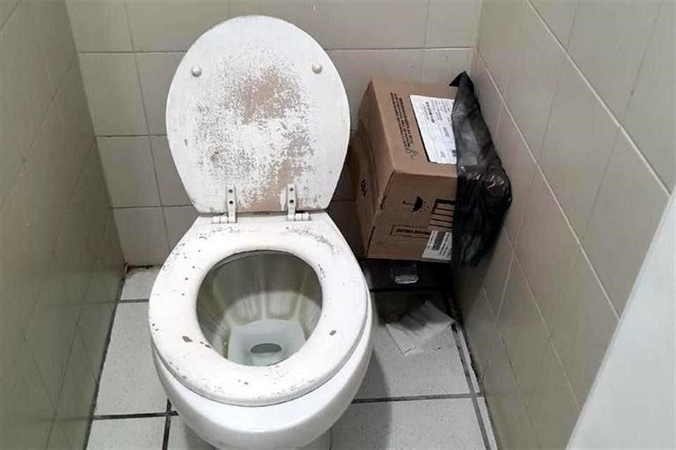 Los manifestantes compartieron fotografías de lo que llamaron deplorables condiciones en que se encuentran las instalaciones del ISSSTE.