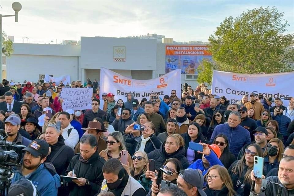 Los maestros protestaron en la delegación del ISSSTE en la capital de Chihuahua.