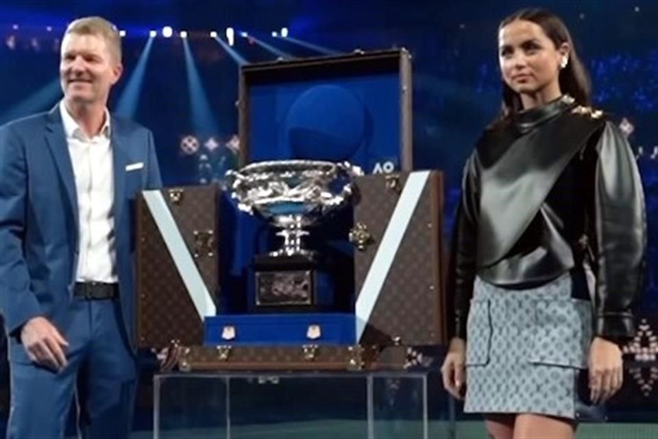 Ana de Armas y Jim Courier presentan baúl de Louis Vuitton.