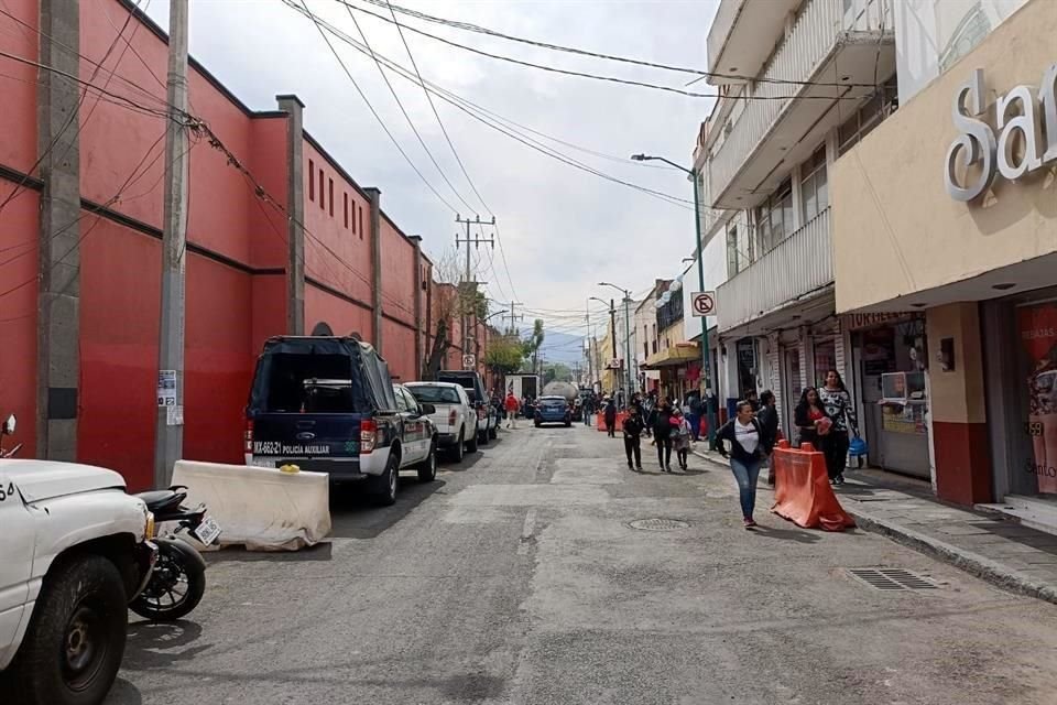 En el centro de Xochimilco, un operativo fue desplegado para retirar el comercio ambulante.