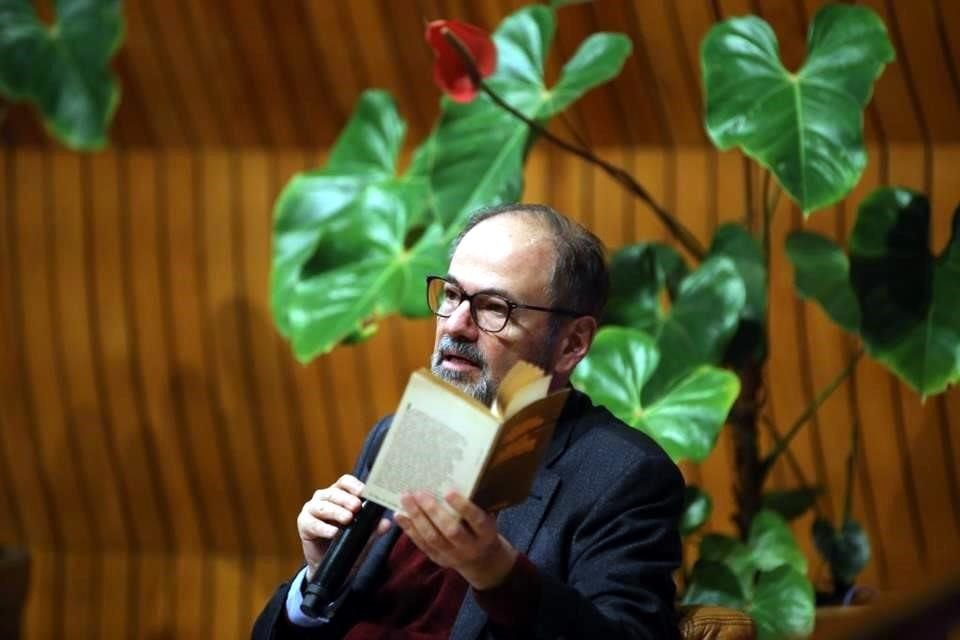 El escritor Juan Villoro y el poeta Hernán Bravo Varela fueron los encargados de hacer la selección de versos para leer durante el homenaje a José Emilio Pacheco, en el marco de su décimo aniversario luctuoso.