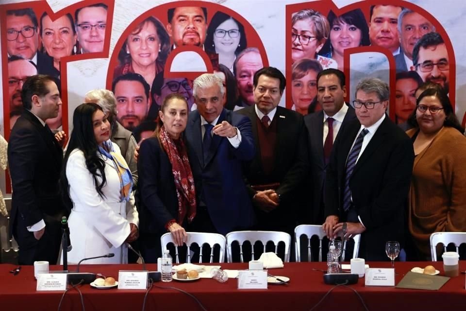 La aspirante presidencial se reunió con la bancada de Morena en el Senado.