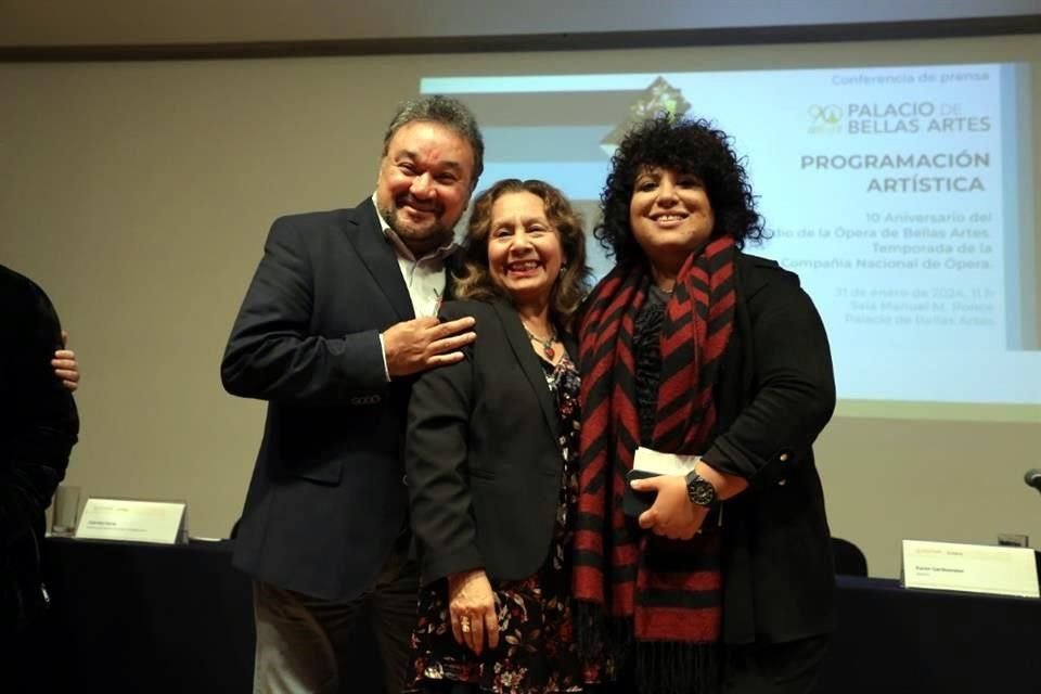 El tenor Ramón Vargas con Lucina Jiménez, directora del INBAL, y María Katzarava, actual directora artística de la Ópera de Bellas Artes.