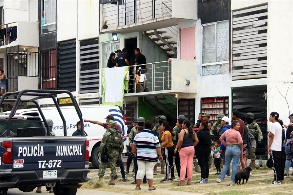 Decenas de vecinos acudieron a la escena del crimen.