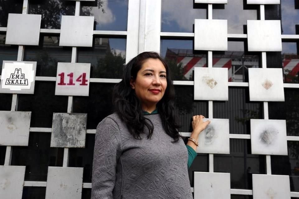 Laura Reséndiz, directora ejecutiva de QiPO muestra el acceso a la nueva sede de la feria en Ayuntamiento 114, Centro.
