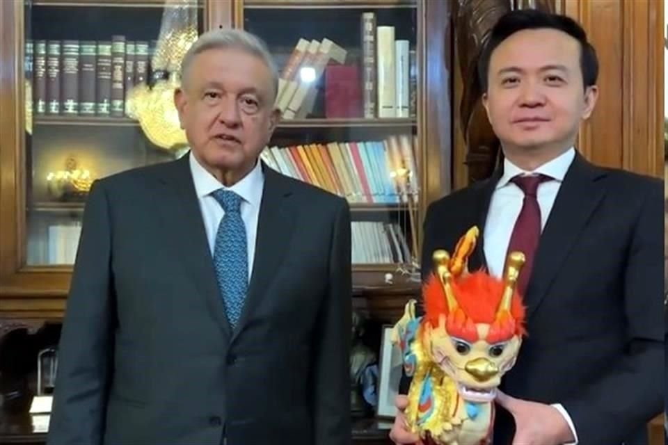 Tras recibir la figura de un dragón, el Presiente López Obrador le obsequió al Embajador un jaguar.