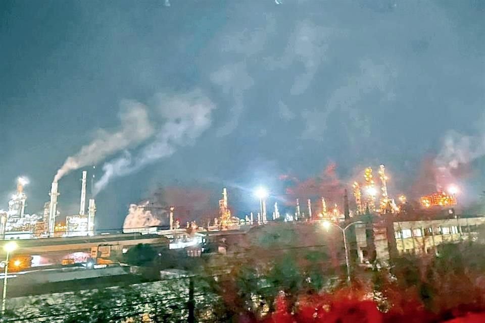 Foto de las emisiones de la Refinería Cadereyta compartida por la Secretaría de Medio Ambiente estatal.