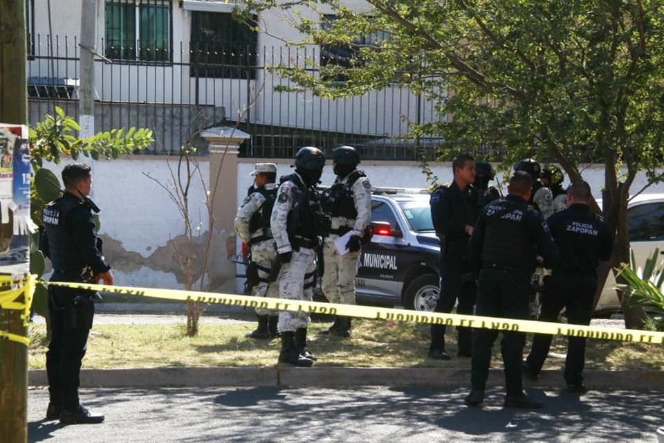 De al menos tres balazos fue ejecutado un hombre la mañana de este jueves en calles de la Colonia Puerta del Sol, en Zapopan.