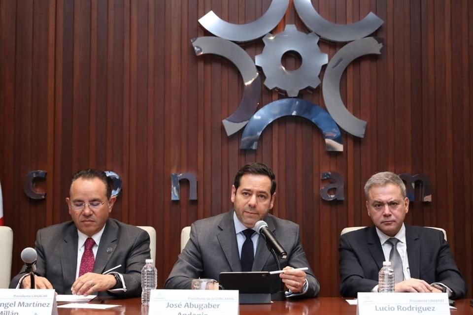 José Abugaber, líder de Concamin (centro).