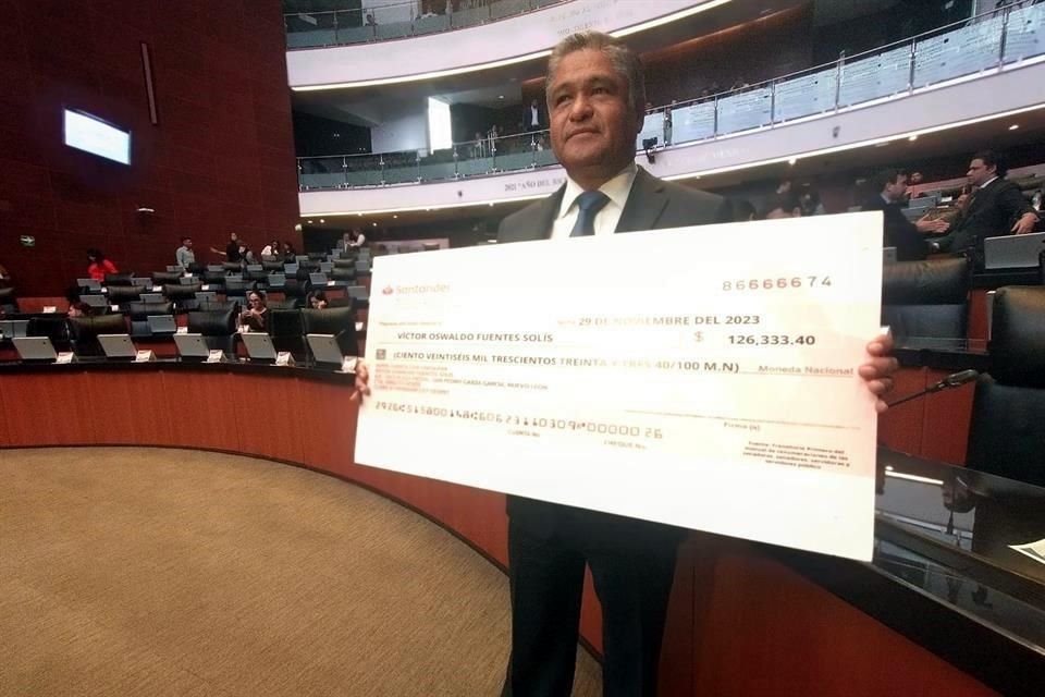 Senador panista Víctor Fuentes colocó en su escaño un cheque gigante con el salario que recibieron legisladores por 47 días de 'hacer nada'.