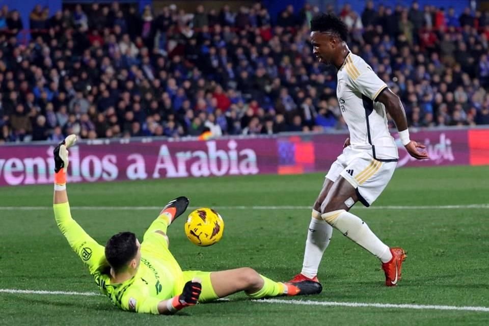 La increíble falla de Vinícius Jr. ante el meta David Soria.