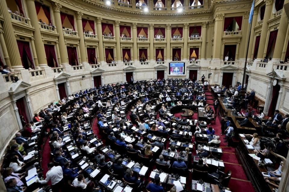 Legisladores se reúnen antes de comenzar el debate sobre un proyecto de ley promovido por el Presidente argentino Javier Milei en el Congreso en Buenos Aires.