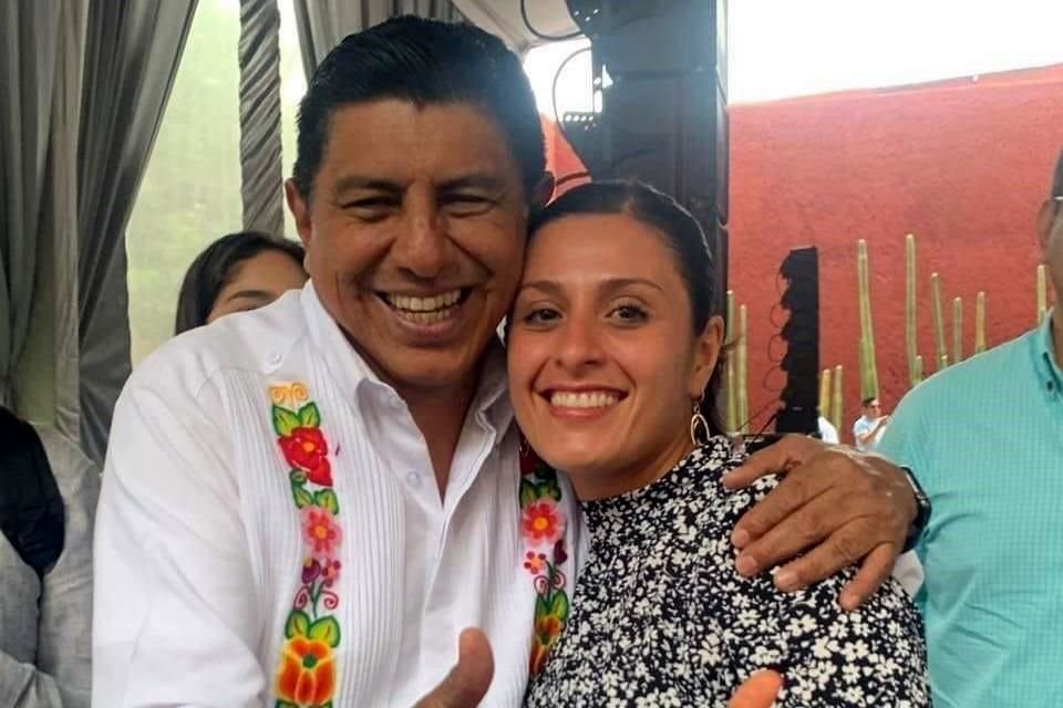 Dulce Belén Uribe Mendoza junto al Gobernador Salomón Jara.