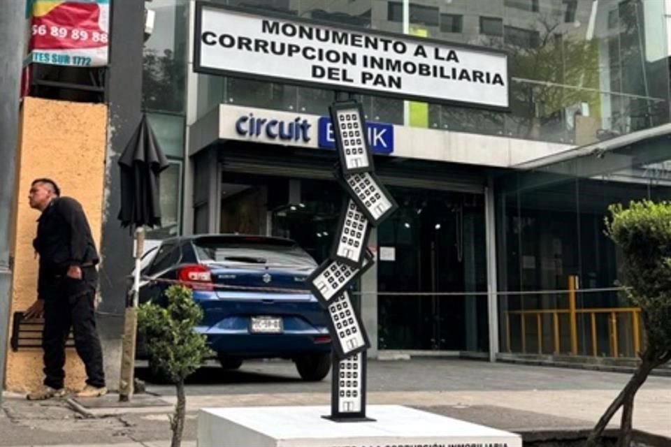 La escultura fue colocada frente al edificio 1774 en Insurgentes Sur, en la Colonia Florida.