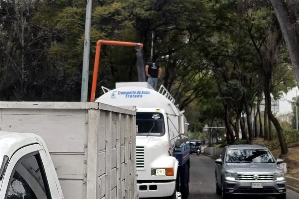 'Hay bastante trabajo. Pero, antes me aventaba seis o siete viajes diarios. Ahorita, estoy sacando cuatro (...) hay demanda, pero no hay agua'.