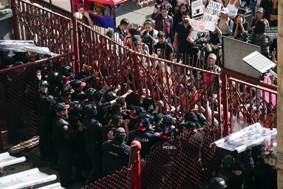 El fin de semana pasado, animalistas atacaron la Plaza México durante la corrida de reapertura.