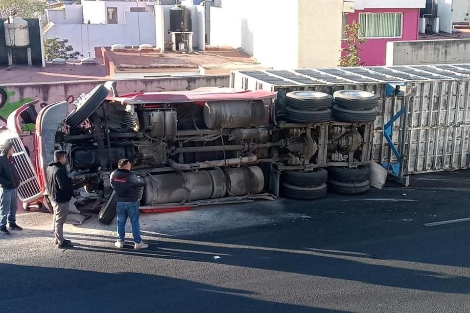 Según las primeras versiones, el conductor perdió el control de la unidad al tomar una curva y terminó por volcar hacia su costado derecho.