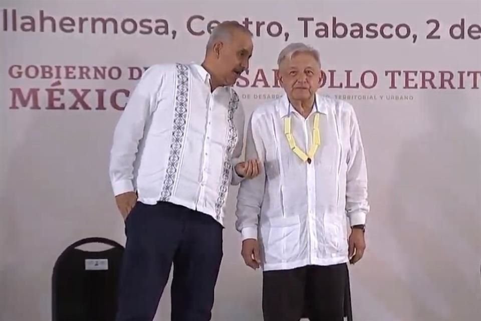 Al inaugurar malecón en Tabasco, AMLO prometió agregar a la Constitución un salario mínimo para maestros, soldados, marinos, entre otros.