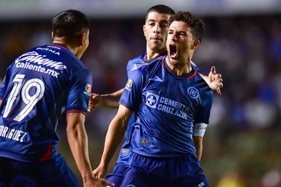 Tras verse abajo en el marcador, Cruz Azul metió el acelerador y venció de visita 3-1 al Querétaro, tercer triunfo consecutivo de La Máquina.