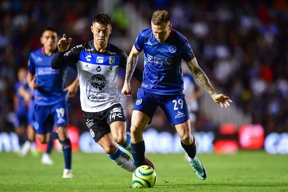 Cruz Azul vino de atrás en el marcador para llevarse el triunfo en Querétaro.