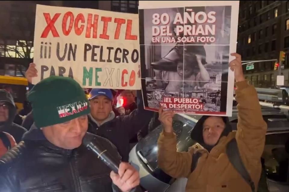 Morenistas protestaron contra Xóchitl Gálvez, quien se reunió con estudiantes mexicanos en NY; la candidata salió por puerta de atrás.