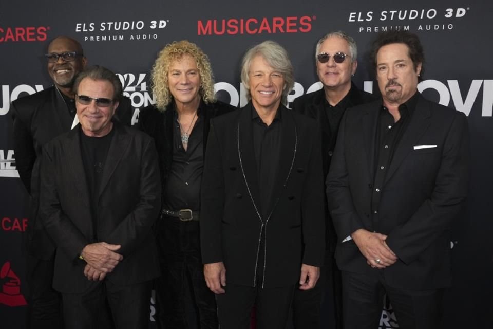 Su alineación actual en Bon Jovi, con Everett Bradley, Tico Torres, David Bryan, Hugh McDonald y John Shanks, lo arropó.