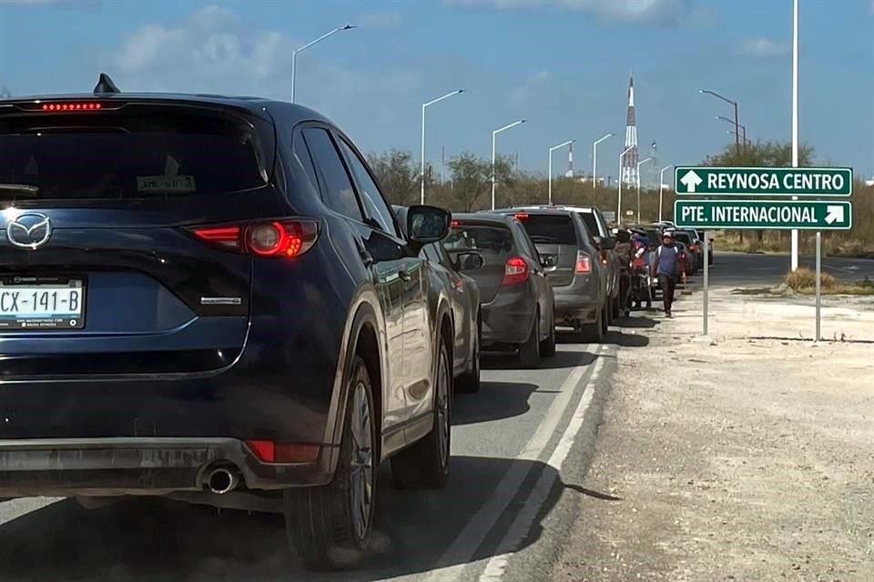 Desde el amanecer, los puentes registraron largas filas de vehículos.