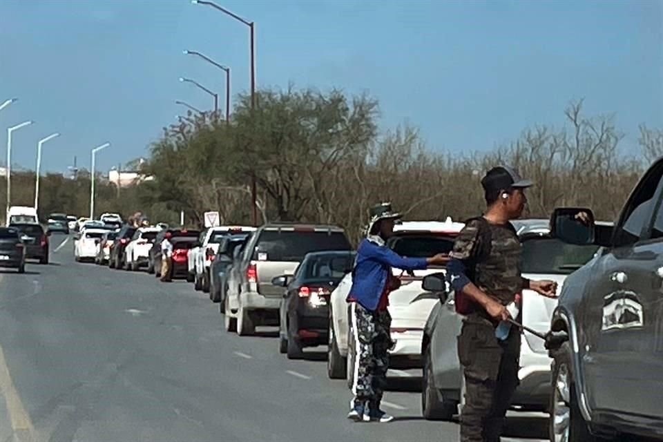 En el cruce de Reynosa-Hidalgo decenas de vendedores ambulantes se amontonan en la fila ofreciendo sus mercancías a los conductores.