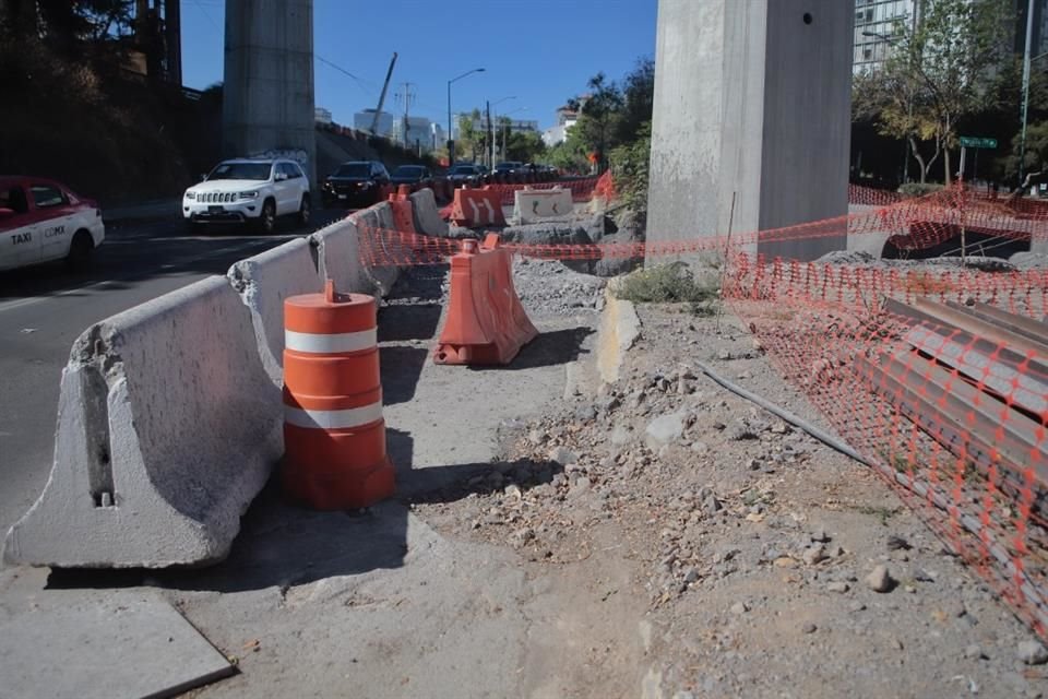 Al retomar las obras para ensamblar el viaducto elevado por donde irá el tren, una parte de la maquinaria fue depositada sobre el camellón.