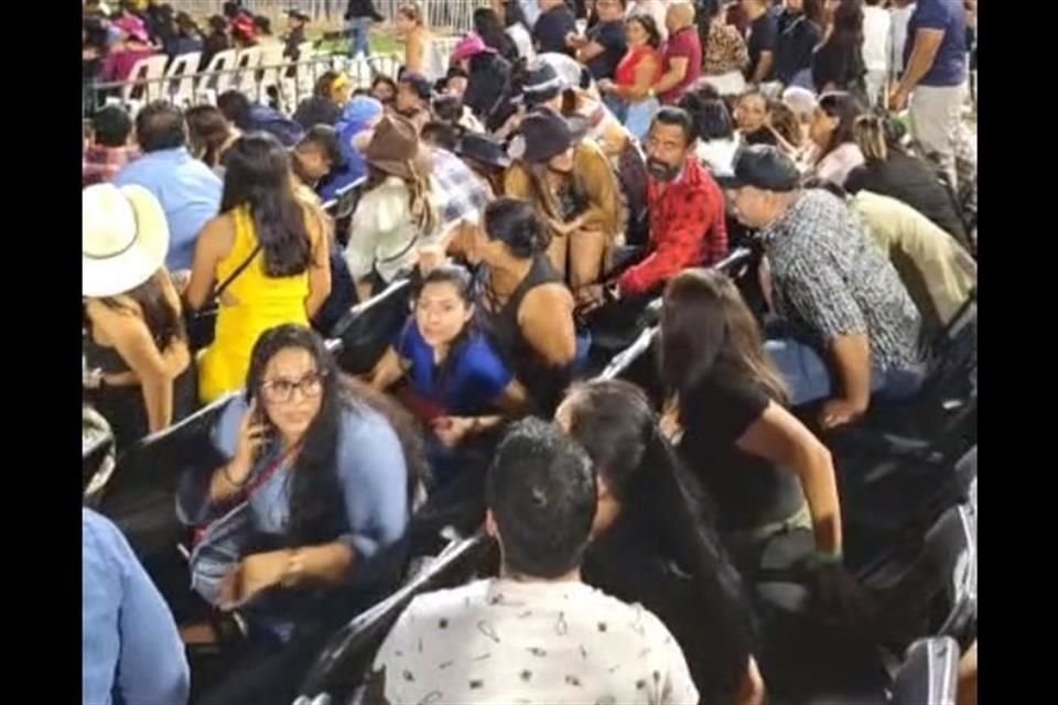 El hecho provocó pánico en asistentes al concierto.