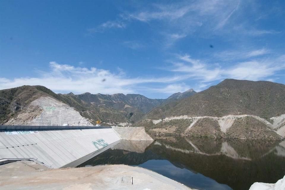 Aspecto de presa hidroeléctrica La Yesca, en Nayarit.