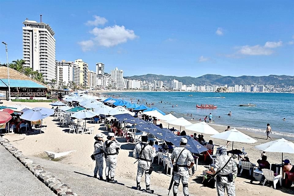 Elementos de la Guardia Nacional custodian las playas de Acapulco.