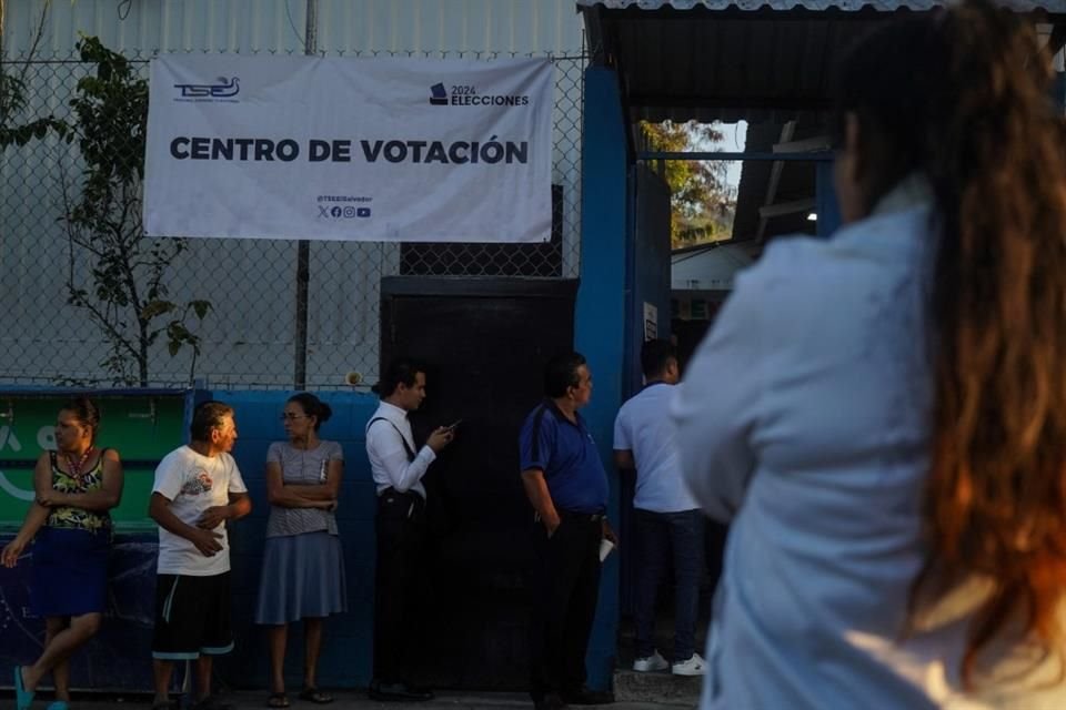 Personas hacen fila en una casilla electoral en Soyapango, El Salvador, el 4 de febrero del 2024.