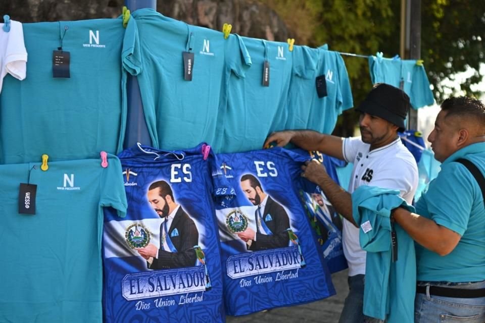 Un hombre vende playeras con la imagen del Presidente Nayib Bukele.