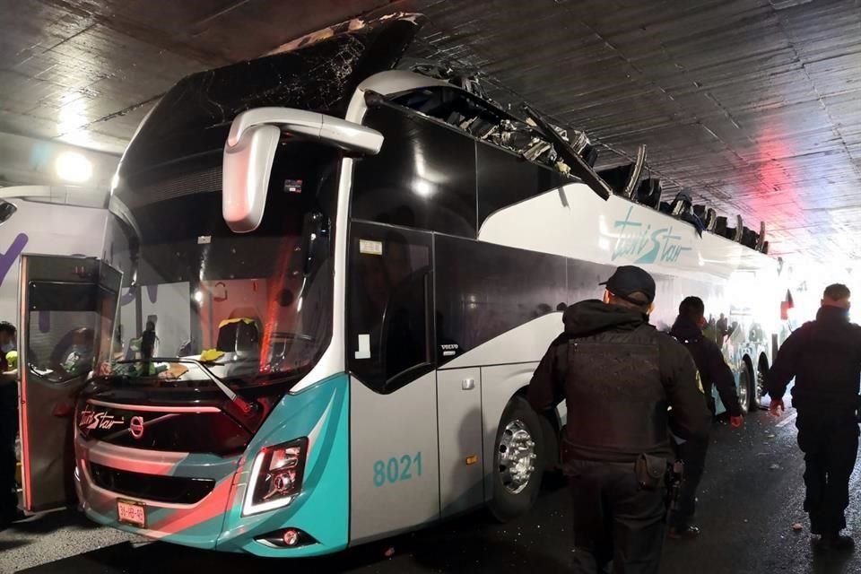 Más de 20 personas resultaron heridas cuando un autobús de pasajeros chocó en bajo puente del Viaducto Miguel Alemán, Alcaldía Benito Juárez.