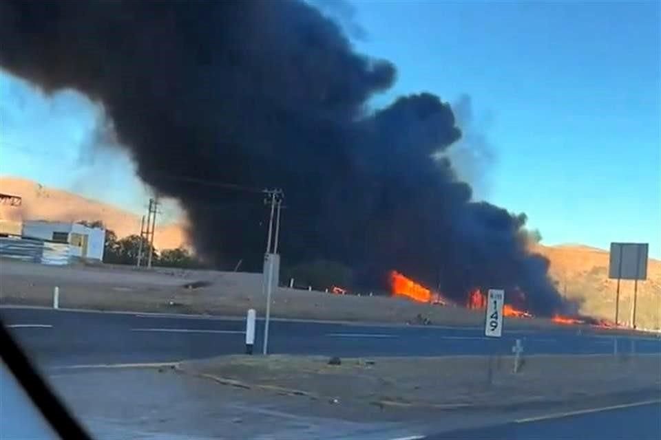 El incendio se registró a la orilla de la vía, a la altura del balneario de Lourdes.