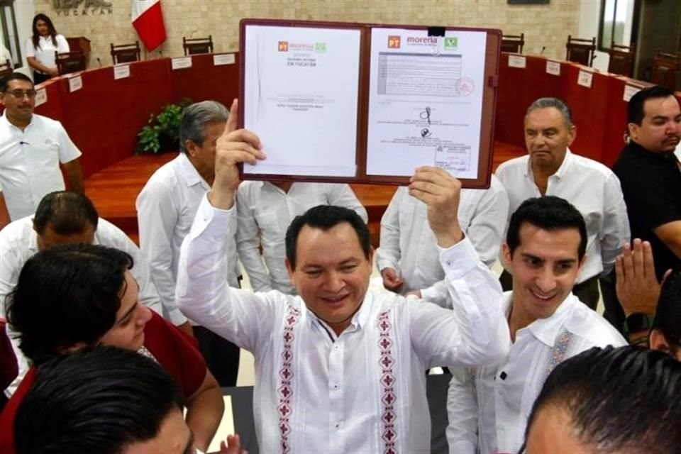 'Huacho' acudió este domingo al Iepac para formalizar su registro como candidato de Morena-PT-PVEM a la gubernatura de Yucatán.