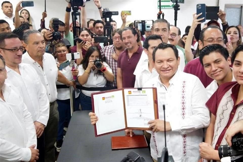 De pasado panista, Díaz Mena lanzó en el registro un mensaje contra el PAN y PRI en Yucatán.