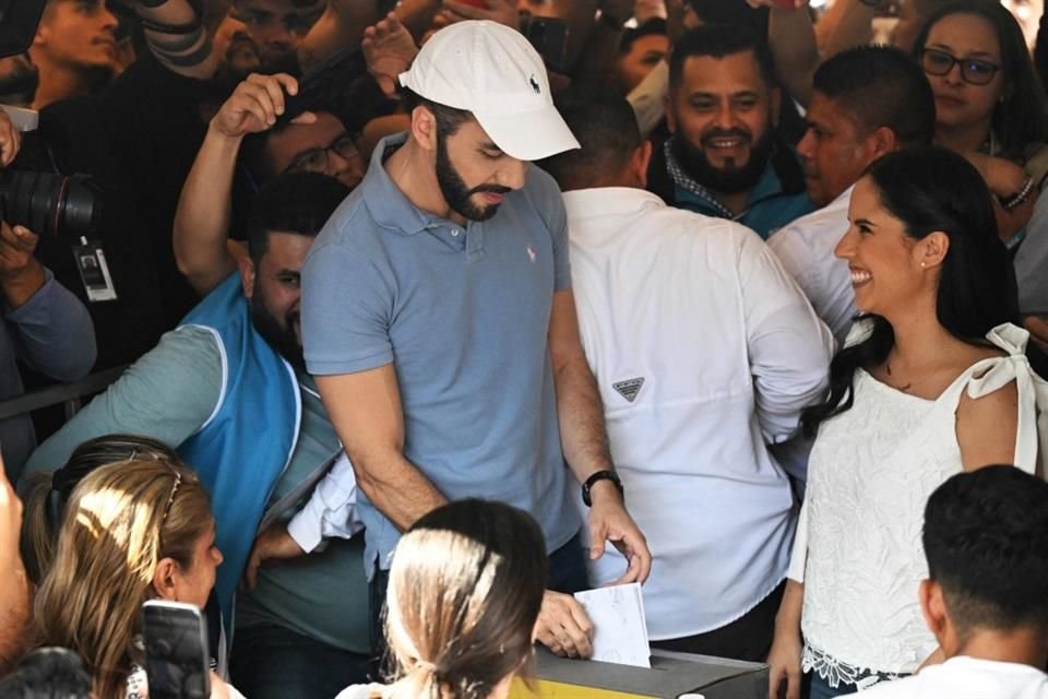 El Presidente Nayib Bukele vota durante las elecciones Presidenciales y legislativas de El Salvador.