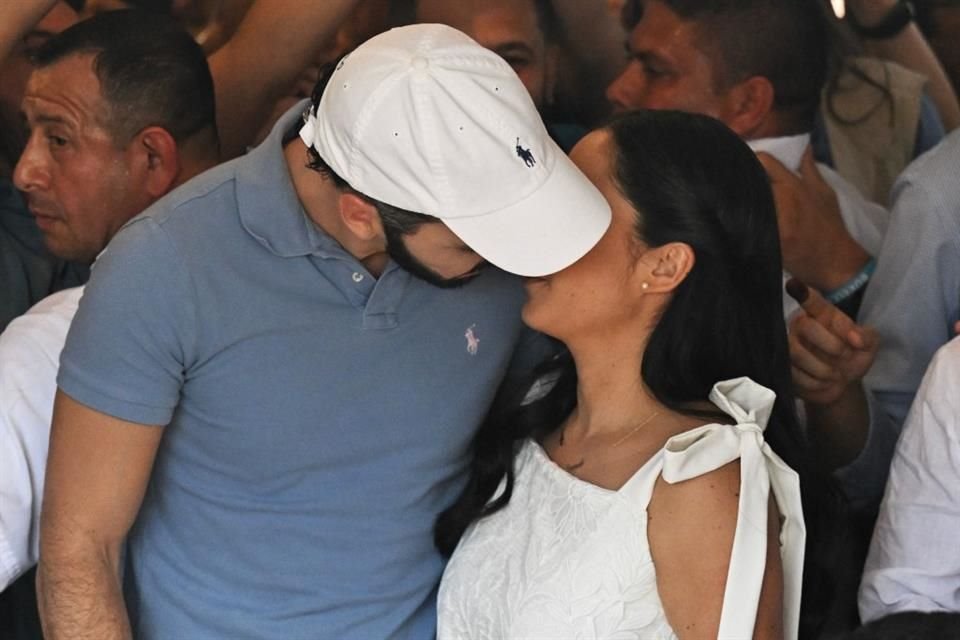 El Presidente salvadoreño Nayib Bukele votó en compañía de su esposa, Gabriela Rodríguez.