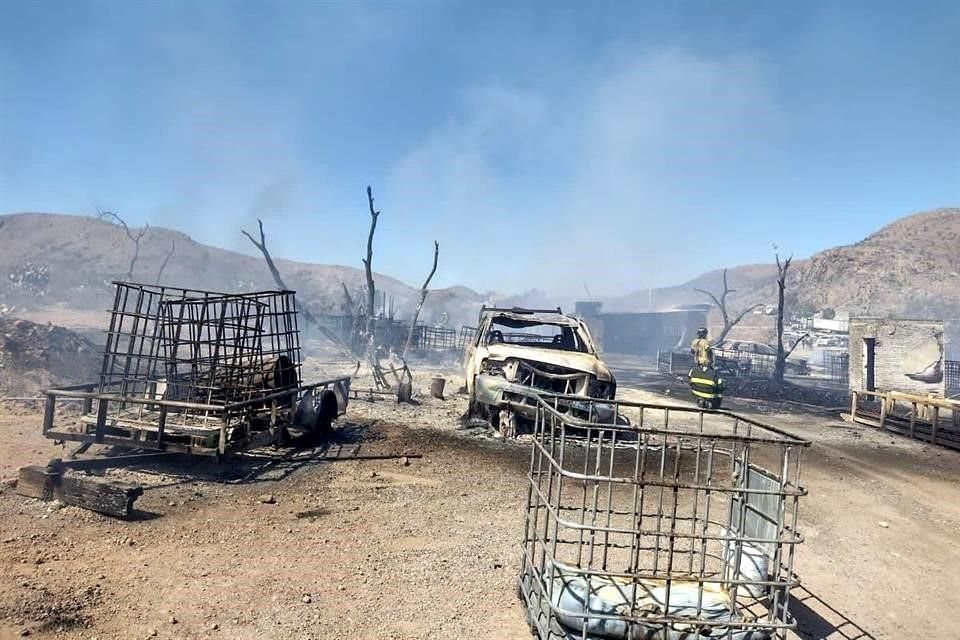 Cuerpos de bomberos trabajaron durante casi 3 horas para sofocar el fuego.